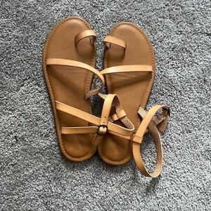 Universal thread sandals.